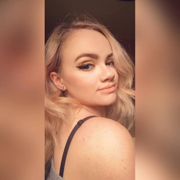 Meet your Posher, Emily 💕 - Picture 2 of 3